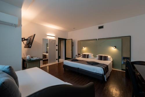 特伦托布里科斯里昂酒店的酒店客房,配有床和沙发
