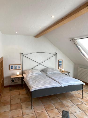 比林根PAULIS Vakantiehuis的阁楼上的卧室配有一张大床