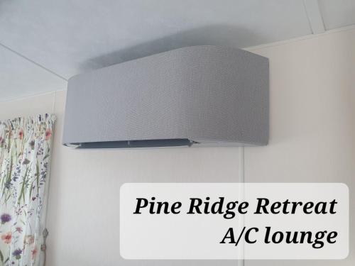 莫珀斯Pine Ridge Retreat With FREE GOLF and Air Conditioning的天花板上的一盏灯