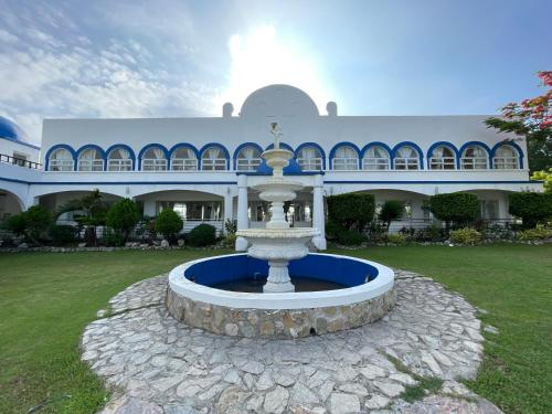 NaicTorres Farm Resort powered by Cocotel的一座大建筑前的喷泉