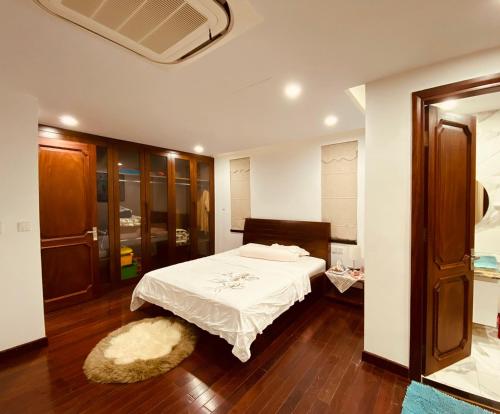 三岛县An Villa Venuestay的一间卧室配有一张带白色床单和地毯的床。