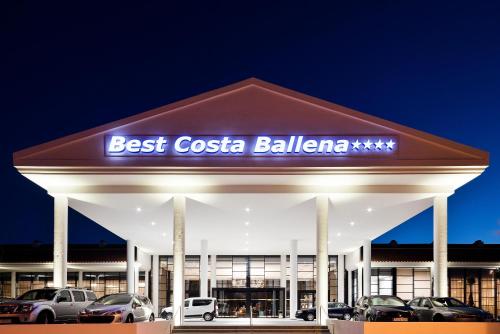 科斯塔巴伦娜Hotel Best Costa Ballena的夜间最好的巴莱纳加油站