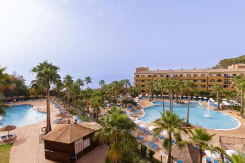 拉海瑞德拉Apartamentos Best Alcazar的享有度假村的空中景致,设有2个游泳池和棕榈树