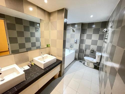 吉隆坡Swing & Pillows - Sungei Wang Hotel Bukit Bintang的一间带水槽和卫生间的浴室