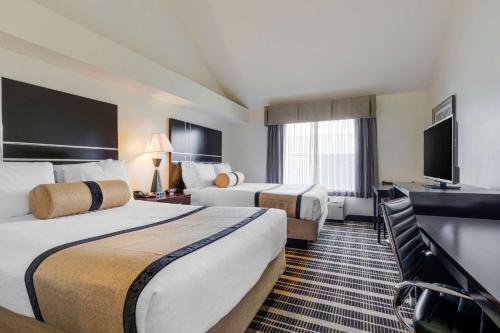 罗克沃尔洛克沃尔贝斯特韦斯特普勒斯旅馆&套房酒店的酒店客房设有两张床和一台平面电视。