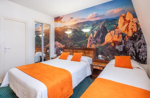 巴黎蒙帕纳斯总站酒店的配有山壁画的客房内的两张床