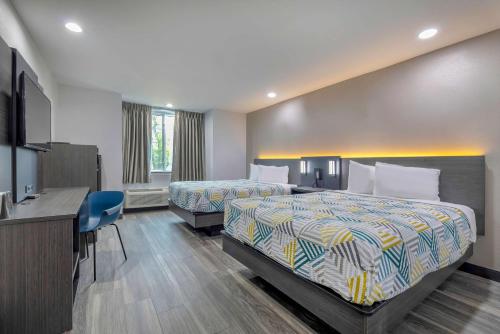 沃思堡沃思堡6号汽车旅馆 - 伯利森的酒店客房设有两张床和一台平面电视。