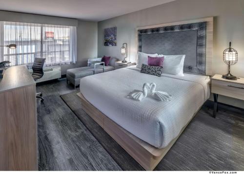 里诺南里诺戴斯汽车旅馆的酒店客房设有一张大床和一张书桌。