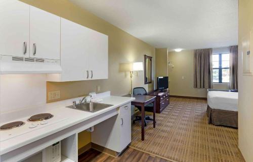 林奇堡美国林奇堡长住酒店 - University Blvd的酒店客房设有厨房和一张床