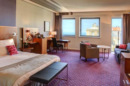比亚里茨比亚丽兹丽笙酒店的酒店客房设有床和客厅。