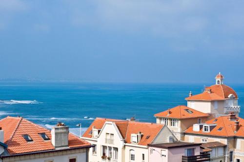 比亚里茨比亚丽兹丽笙酒店的建筑屋顶和海洋的景色