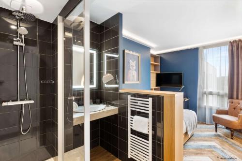 贡比涅Aiden by Best Western T'aim Hotel的带淋浴和盥洗盆的浴室