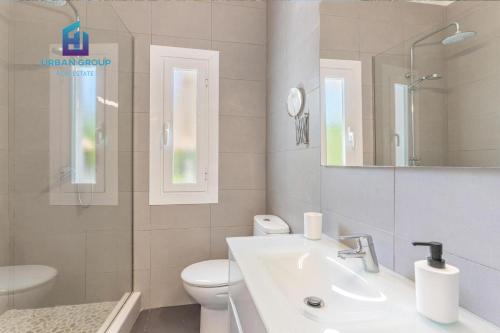 穆罗海滩Casa a metros del Mar的一间带水槽、卫生间和镜子的浴室