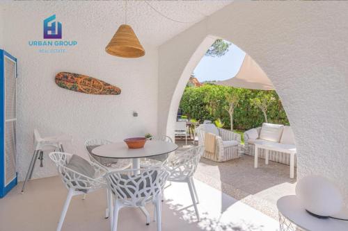 穆罗海滩Casa a metros del Mar的一个带桌椅的庭院