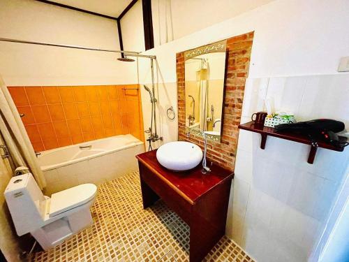 琅勃拉邦Vieng Savanh II Hotel的浴室配有卫生间、盥洗盆和浴缸。