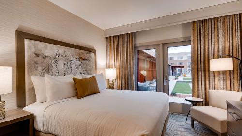 斯科茨Aiden by Best Western Scottsdale North的酒店客房设有床和窗户。