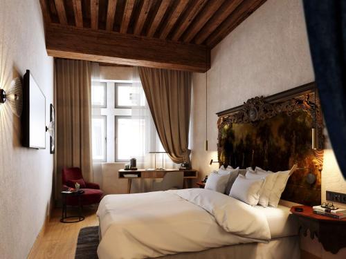 里昂Cour des Loges Lyon, A Radisson Collection Hotel的一间卧室设有一张大床和一个大窗户