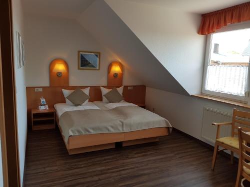 Klietz赛布里克兰德加特酒店的一间带床的卧室,位于带窗户的房间内