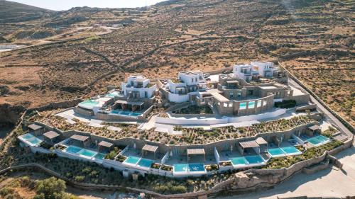 凯勒里瓦迪Radisson Blu Euphoria Resort, Mykonos的沙漠中度假村的空中景观