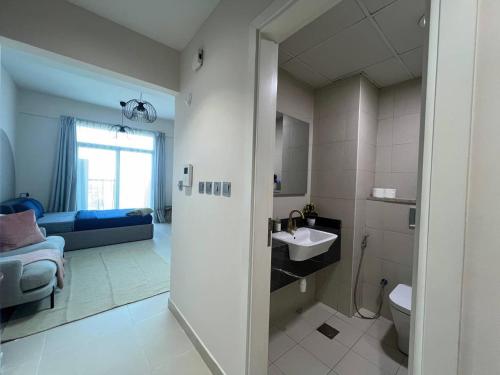 迪拜Warm and Elegant Studio in Dubai的客房内设有带水槽和卫生间的浴室