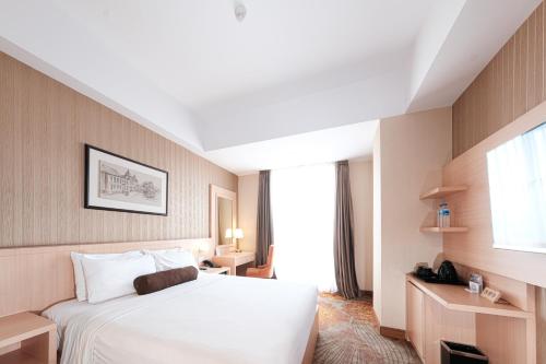 三宝垄印度尼西亚滕特雷姆酒店管理经营香蒂酒店的酒店客房设有床和窗户。