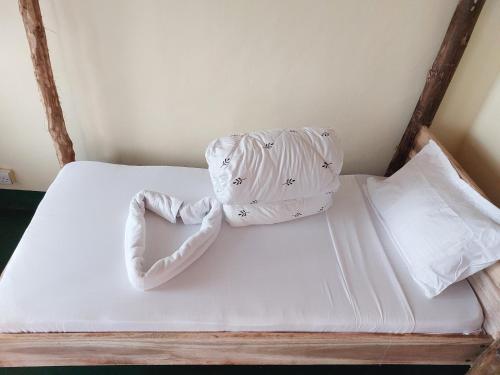 莫希Hill View Garden Hotel的心形床,带两个枕头