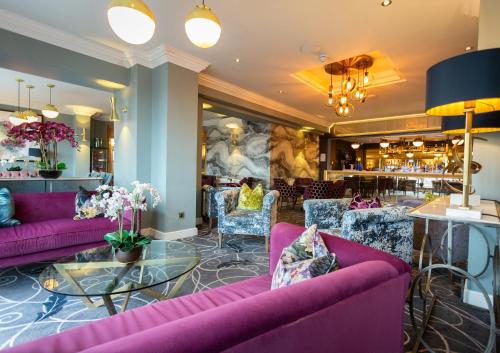 布莱克浦喜来登酒店的一个带紫色沙发的大堂和一间酒吧