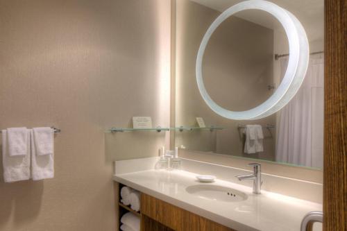 安克雷奇安克雷奇大学湖春季山丘套房 的一间带水槽和镜子的浴室