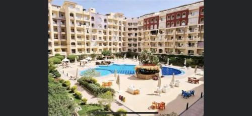 赫尔格达Binishty hurghada apartment的大型公寓大楼,设有大型游泳池