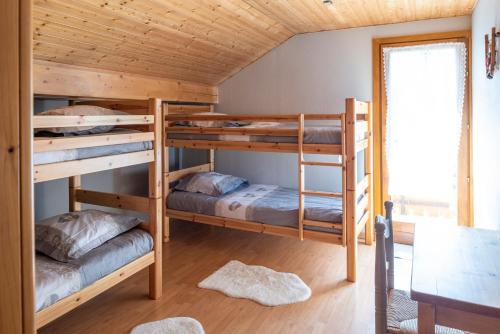 莱热Chalet R'Mize的小屋内的双层床间 - 带两张双层床