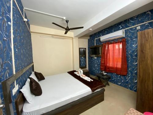 布莱尔港Sea Pearl Homestay的一间卧室设有一张床和蓝色的墙壁