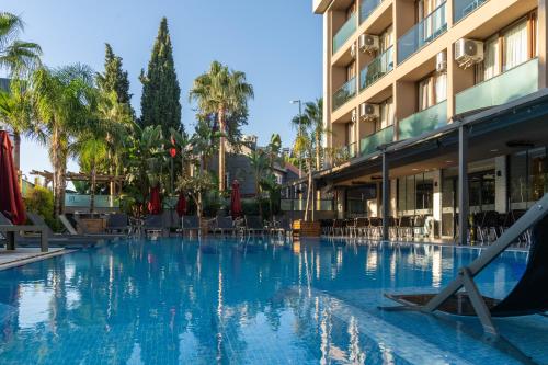 安塔利亚拉仁家庭Spa酒店 - 精品级的酒店前方的大型游泳池