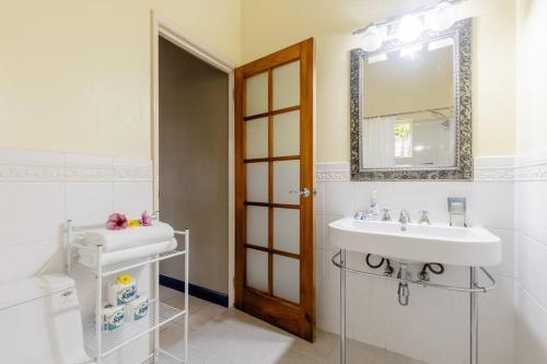 欧丘里欧Idilio Escape的浴室设有2个水槽、镜子和卫生间。