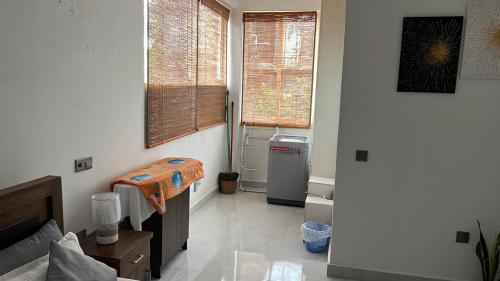 Ratmalana SouthLuxury 2BR Apartment in Ratmalana的带窗户和加热器的走廊客房