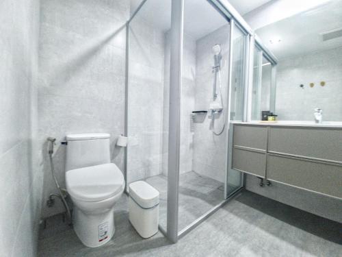 春武里Tassanaplace Boutique Hotel (ฺBansuan)的浴室配有卫生间、淋浴和盥洗盆。