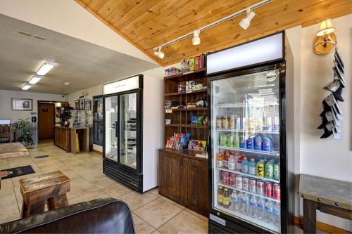 加德纳Super 8 by Wyndham Gardiner/Yellowstone Park Area的一间储藏室,里面装有饮料的冰箱