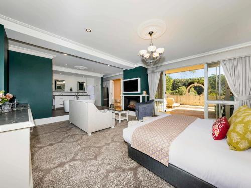 玛格丽特河巴斯尔德内庄园美爵酒店的一间卧室设有一张床和一间客厅。