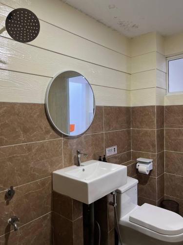 拿笃The Garden House Lahad Datu的一间带水槽、镜子和卫生间的浴室