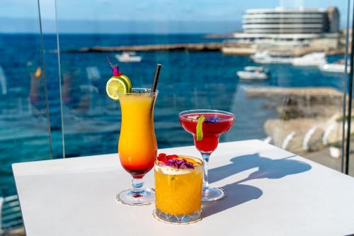 梅利哈Labranda Riviera Hotel & Spa的桌子上放着两杯饮料,享有水景