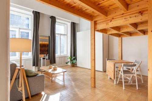 布达佩斯V26 Freedom Lodge Apartment的客厅设有木制天花板和桌子