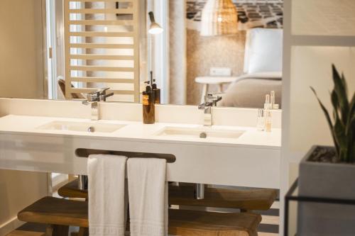 里斯本room Select Liberdade的浴室设有白色水槽和镜子