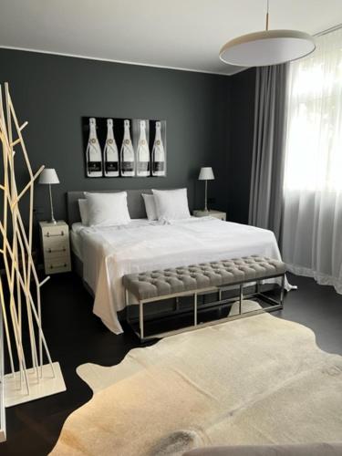 海德瑙InkBlue-Apartment的卧室配有一张白色大床和地毯。