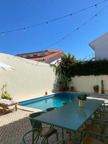 卡帕里卡海岸Beach house upscale villa with pool的一个带桌椅的庭院和一个游泳池