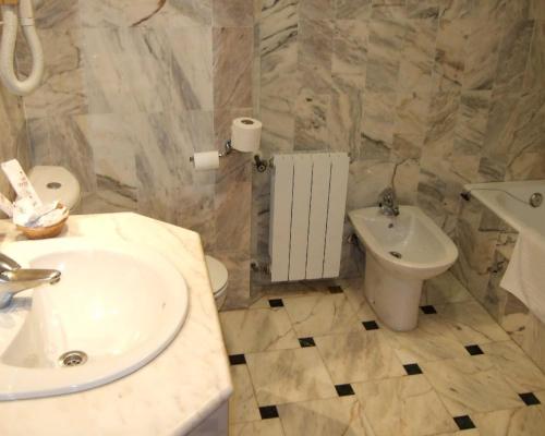 Beniparrell奇奎特之家酒店的一间带水槽和卫生间的浴室