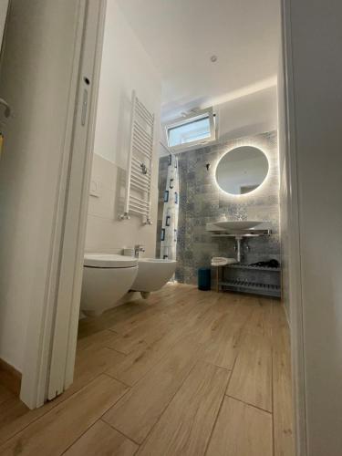 巴里Caramel House & Villa的浴室设有白色浴缸、水槽和镜子