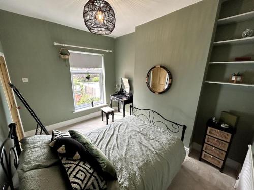 克鲁Two Bed Charming Cottage的一间卧室配有一张床、镜子和一张书桌
