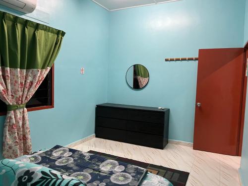 昔加末Segamat Tunas Homestay的一间卧室配有床、镜子和梳妆台