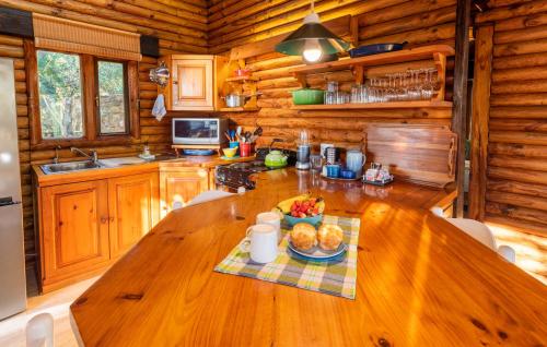 克尼斯纳艾德米里克伍德度假酒店的小屋内带木桌的木制厨房