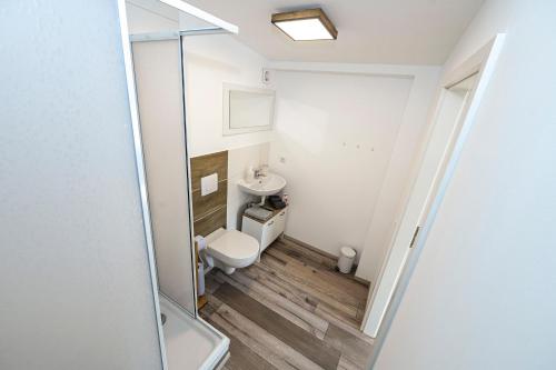 马格德堡Happy -Apartments的一间带卫生间和水槽的小浴室