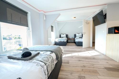 马格德堡Happy -Apartments的一间卧室设有两张床和大窗户